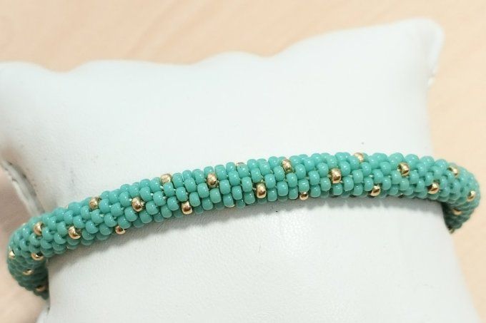 bracelet tissage au crochet perles Miyuki vert clair et doré